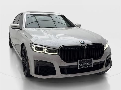 Used 2022 BMW 740i w/ Luxury Rear Seating Package RWD image 2