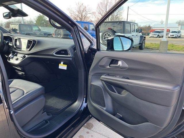 New 2026 Chrysler Pacifica Select w/ S Appearance Package FWD image 16