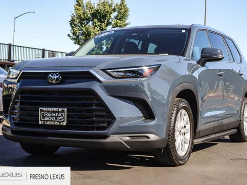 Used 2025 Toyota Grand Highlander AWD image 3