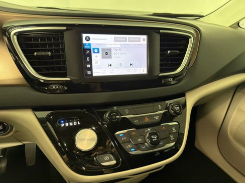 Used 2023 Chrysler Voyager LX FWD image 15