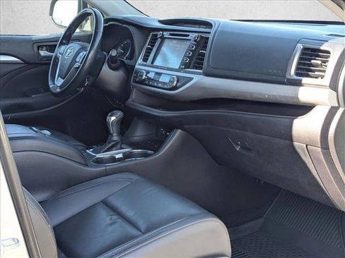 Used 2019 Toyota Highlander XLE image 23