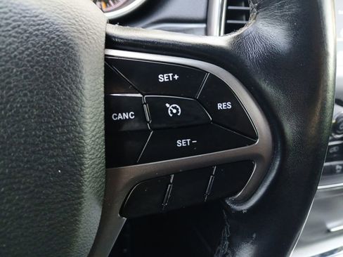 Used 2021 Jeep Grand Cherokee Laredo image 24