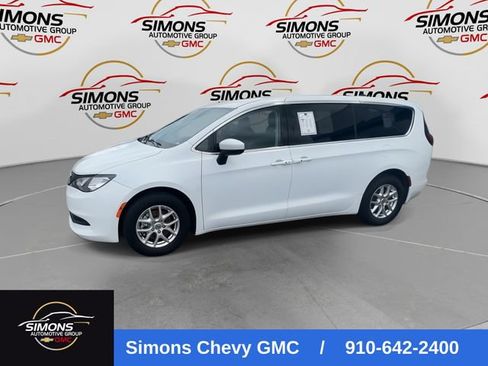 Used 2023 Chrysler Voyager LX FWD image 5