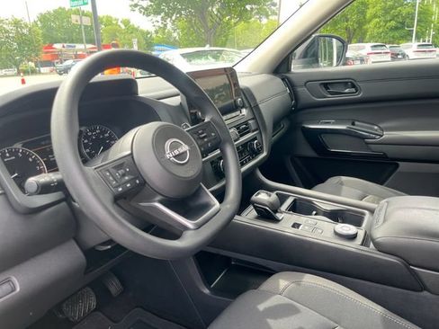 Used 2025 Nissan Pathfinder S AWD/4WD image 14