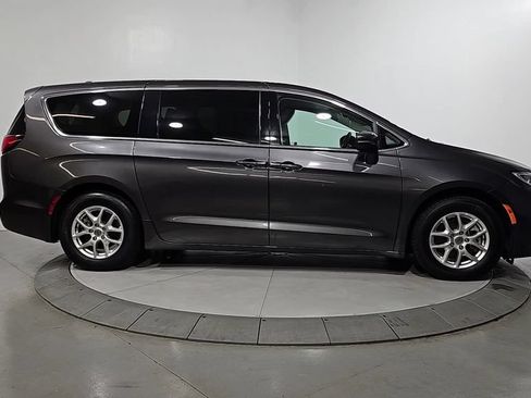 Used 2023 Chrysler Pacifica Touring-L FWD image 7