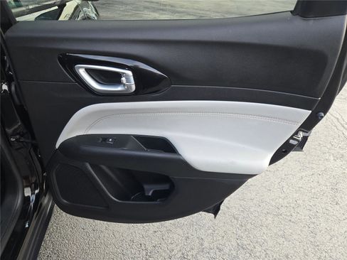 Used 2022 Jeep Compass Limited image 9