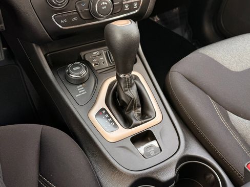 Used 2018 Jeep Cherokee Latitude w/ Safety Group AWD/4WD image 36