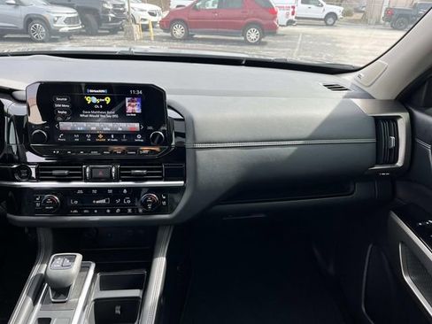 Used 2025 Nissan Pathfinder Platinum image 11