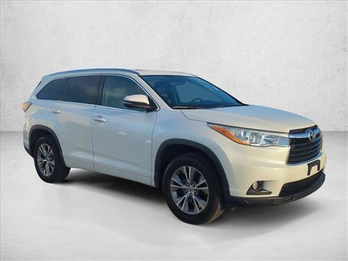 Used 2014 Toyota Highlander XLE FWD image 2