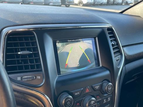 Used 2018 Jeep Grand Cherokee Laredo AWD/4WD image 16