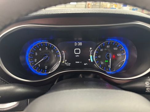 Used 2019 Chrysler Pacifica Limited image 16