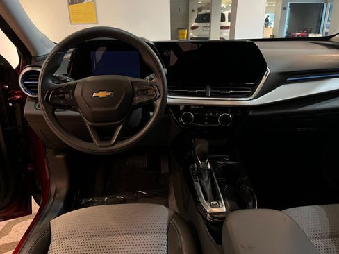 Used 2025 Chevrolet Trax LT FWD image 33
