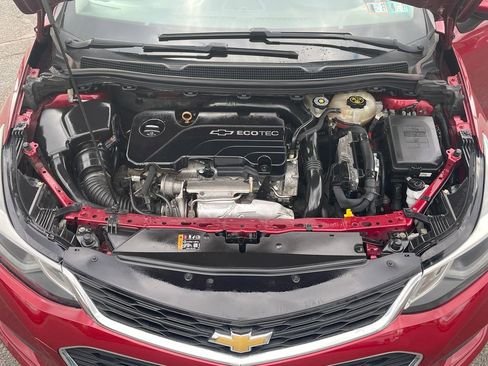 Used 2018 Chevrolet Cruze LT w/ Convenience Package FWD image 9