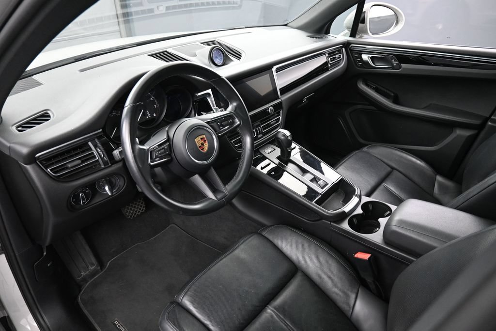 Certified 2023 Porsche Macan Turbo AWD/4WD image 4
