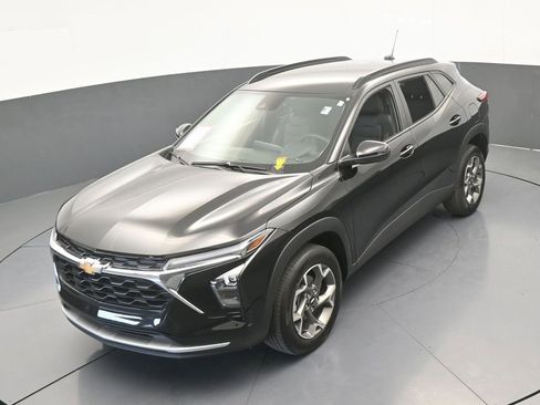 Used 2025 Chevrolet Trax LT w/ Driver Confidence Package image 41