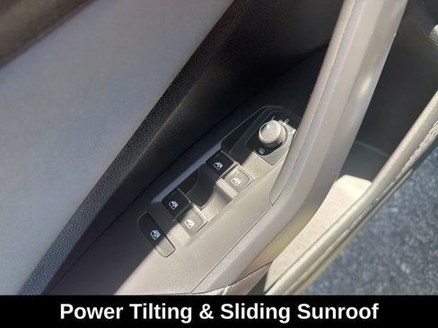 Used 2025 Volkswagen Jetta SE w/ Sunroof Package FWD image 14