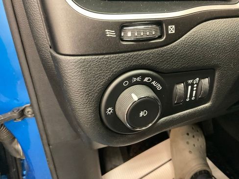 Used 2019 Jeep Cherokee Trailhawk w/ Cold Weather Group AWD/4WD image 16