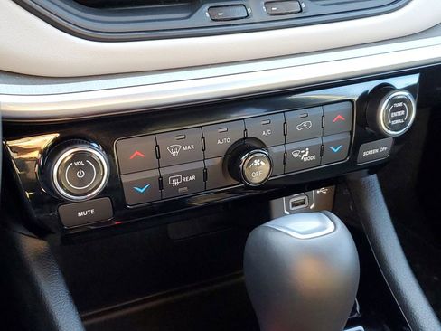 Used 2025 Jeep Compass Limited image 19