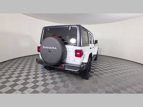 Used 2022 Jeep Wrangler Unlimited Sahara AWD/4WD image 40