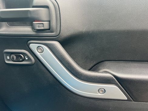 Used 2017 Jeep Wrangler Unlimited Rubicon w/ Connectivity Group image 21