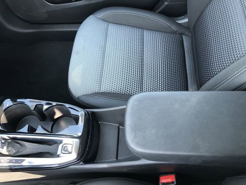 Used 2025 Chevrolet Trax LT w/ LT Convenience Package image 17