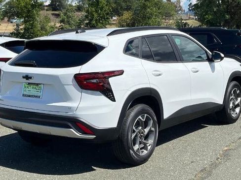 New 2026 Chevrolet Trax LT w/ LT Convenience Package FWD image 4
