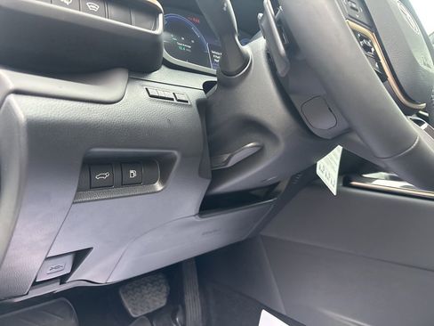 New 2025 Toyota Crown Signia Limited w/ Advanced Technology Package image 32