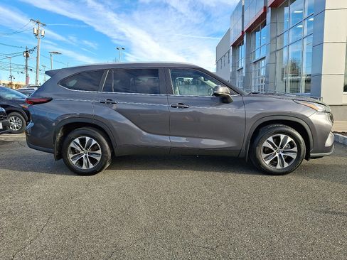 Certified 2024 Toyota Highlander XLE image 7