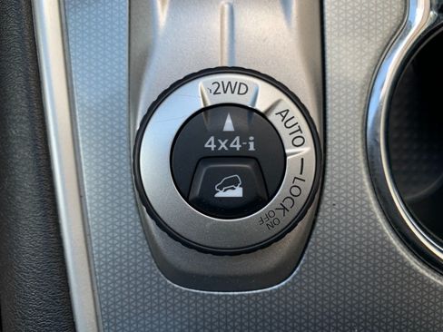 Used 2018 Nissan Pathfinder SL AWD/4WD image 21
