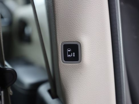 Used 2023 Chrysler Pacifica Limited FWD image 18
