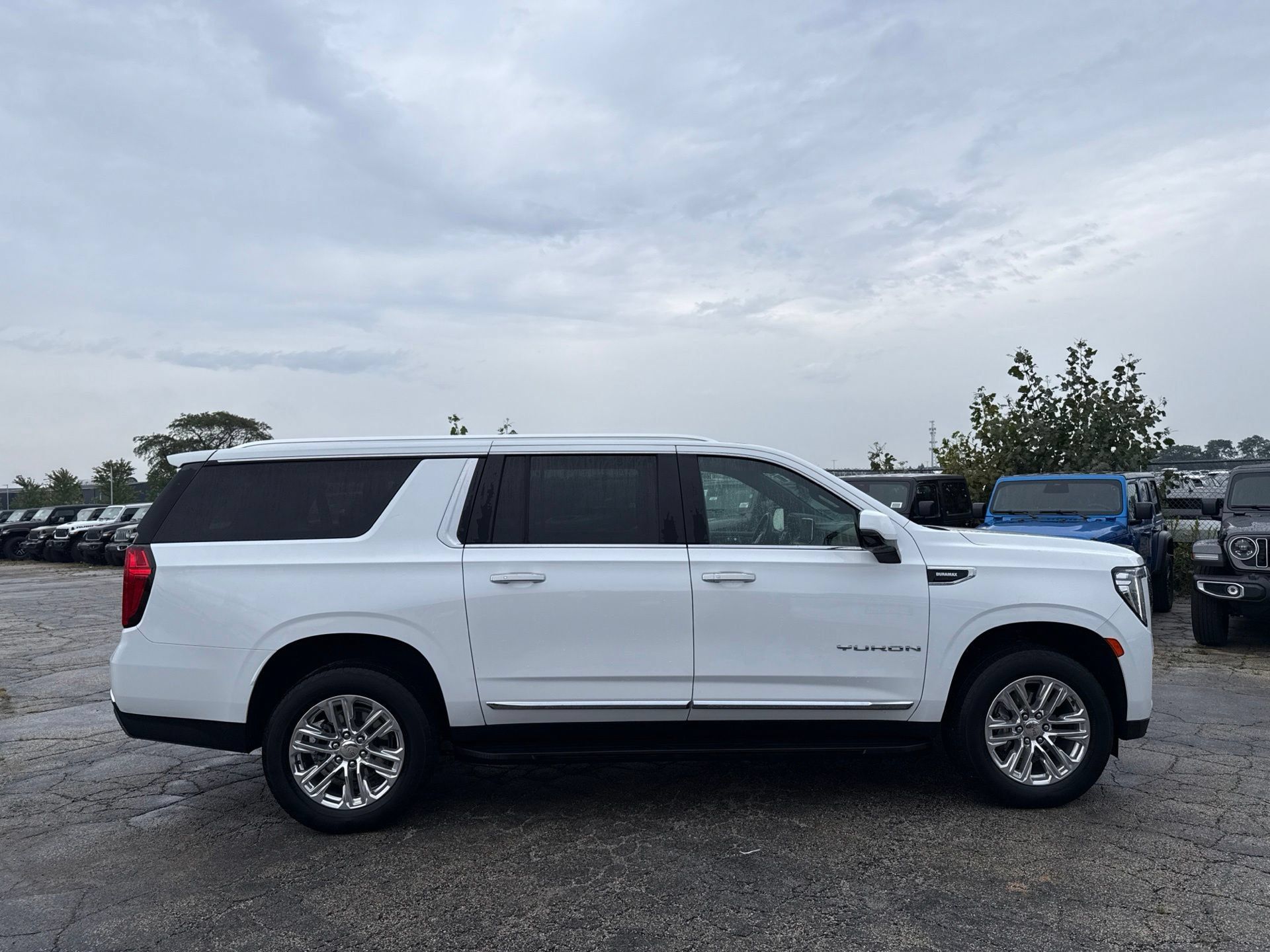 Used 2024 GMC Yukon XL SLT w/ SLT Premium Package AWD/4WD image 5
