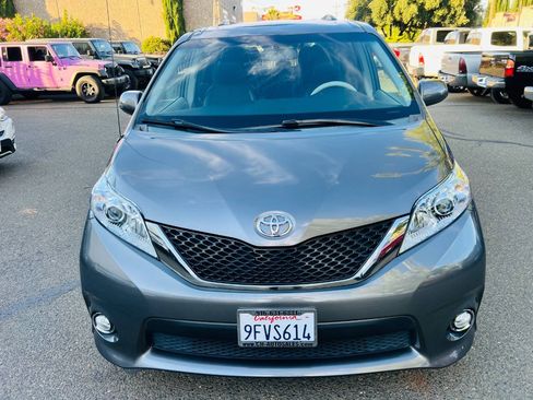 Used 2014 Toyota Sienna SE FWD image 7