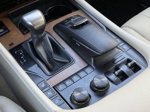 Used 2020 Lexus LX 570 4WD w/ Luxury Package image 32