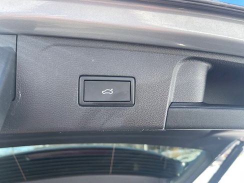 Used 2025 Volkswagen Atlas SE image 8