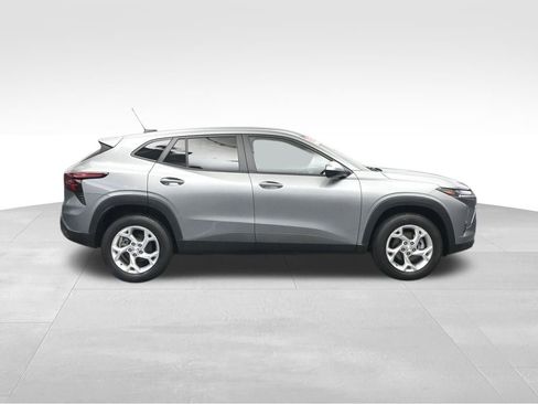 Used 2025 Chevrolet Trax LS w/ LS Convenience Package FWD image 6