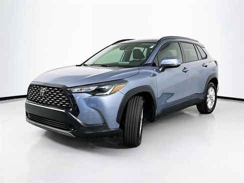 Used 2022 Toyota Corolla Cross LE image 2