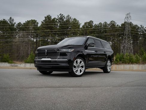 Used 2025 Lincoln Navigator L Reserve image 1