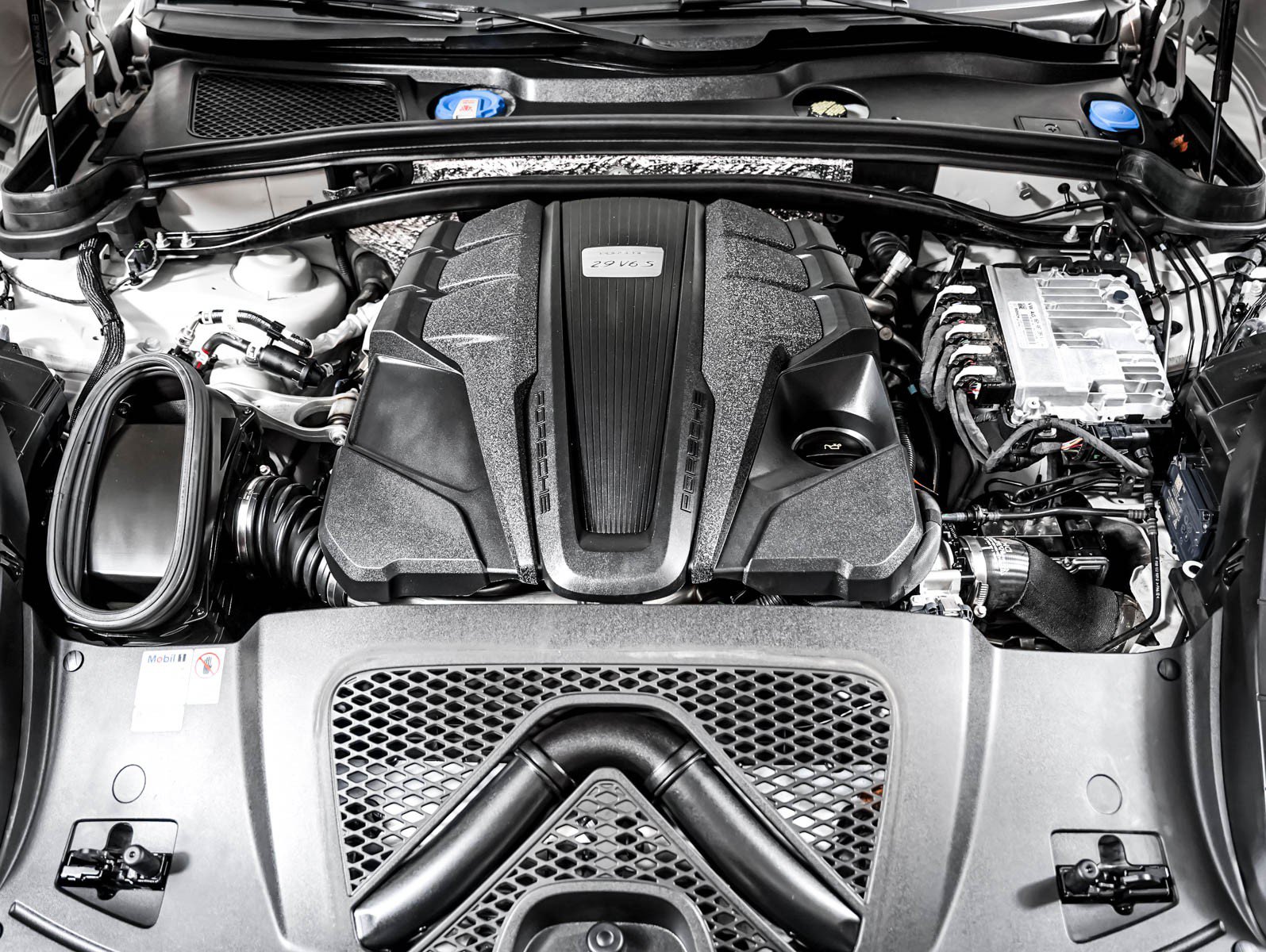 Certified 2023 Porsche Macan S AWD/4WD image 12