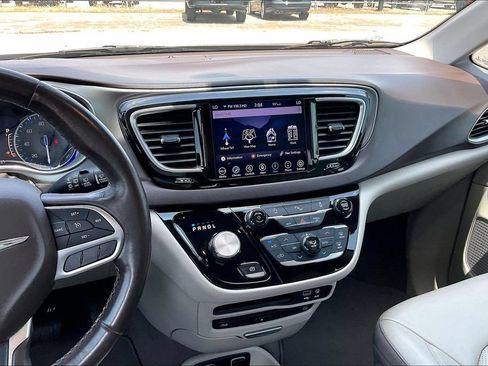 Certified 2019 Chrysler Pacifica Touring-L Plus FWD image 9