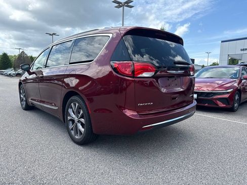 Used 2017 Chrysler Pacifica Limited w/ Tire & Wheel Group FWD image 3