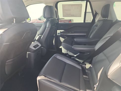 New 2026 Lincoln Navigator Premiere AWD/4WD image 17