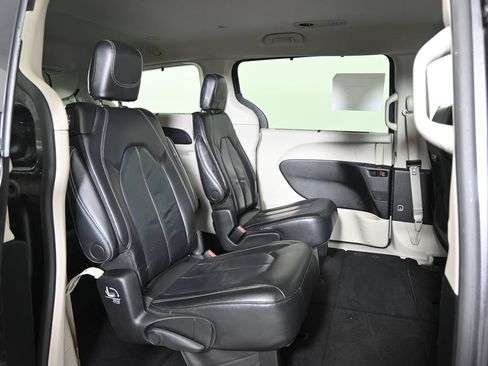 Used 2022 Chrysler Pacifica Touring-L FWD image 15
