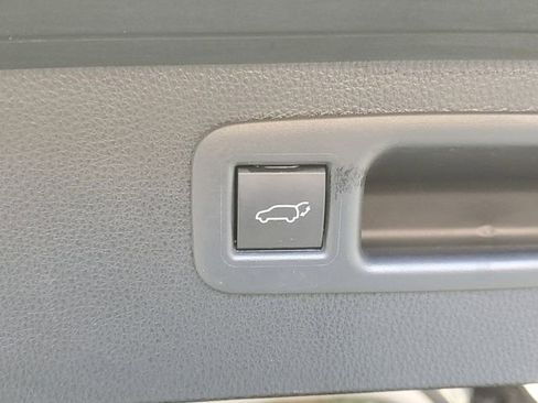 Used 2023 Toyota Highlander XLE image 12