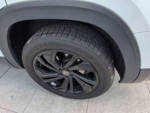 Used 2023 Volkswagen Atlas SE w/ Black Wheel Package image 10