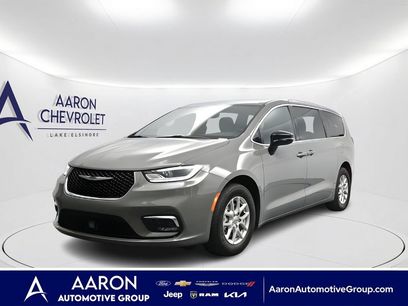 Used 2025 Chrysler Pacifica Select