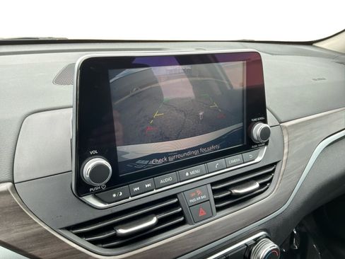 Used 2025 Nissan Altima 2.5 SV FWD image 13