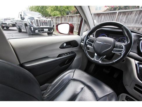 Used 2020 Chrysler Pacifica Touring-L FWD image 9