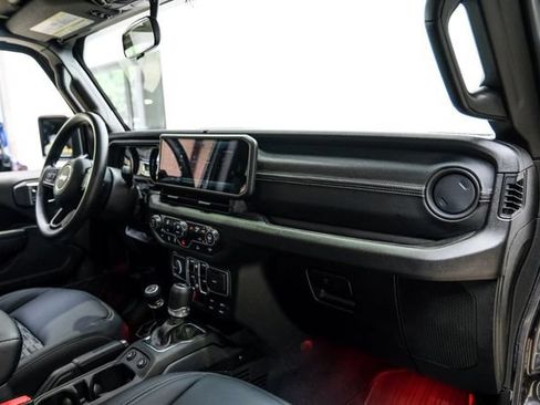 Used 2025 Jeep Gladiator Sport AWD/4WD image 17