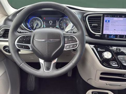 Used 2024 Chrysler Pacifica Touring-L image 23
