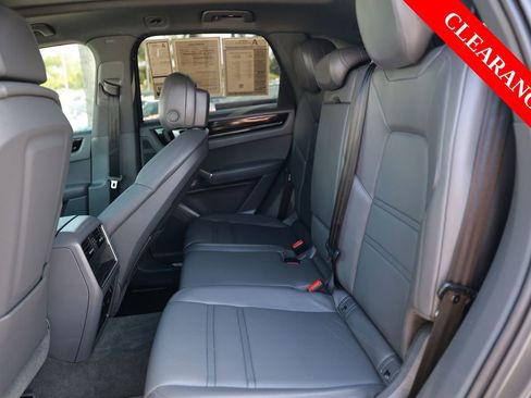 Used 2023 Porsche Cayenne Platinum Edition image 32